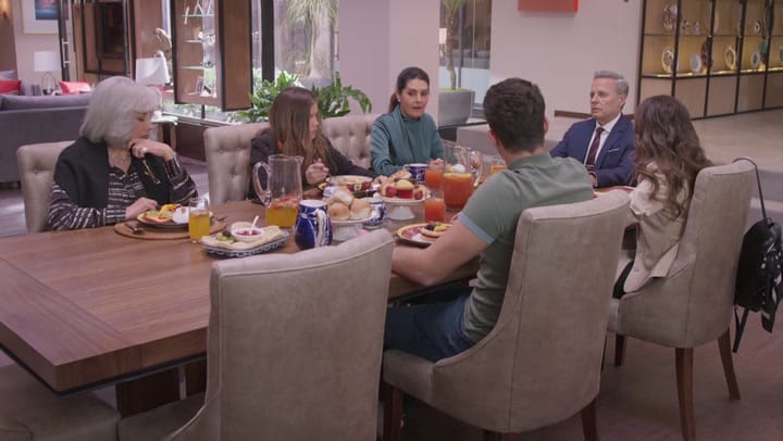 UNE FAMILLE PAS SI PARFAITE - S1 E0002 -  - UNE FAMILLE PAS SI PARFAITE