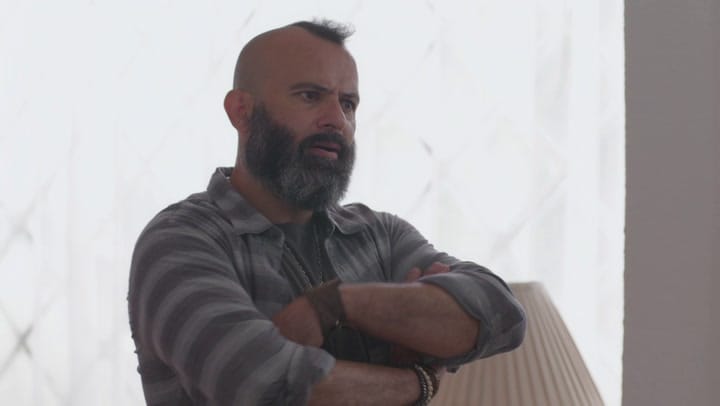 UNE FAMILLE PAS SI PARFAITE - S1 E0046 -Dimanche 16 Novembre 2025