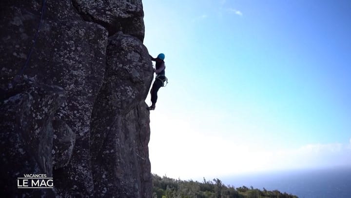 Replay LE MAG DES VACANCES Escalade falaise - Jeudi 08 Août 2024